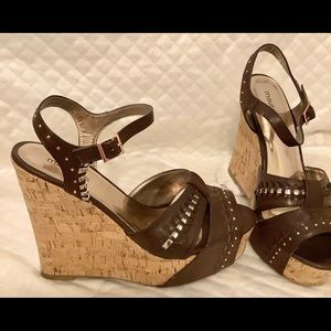New in box Maurices Julie Court wedge sandal
